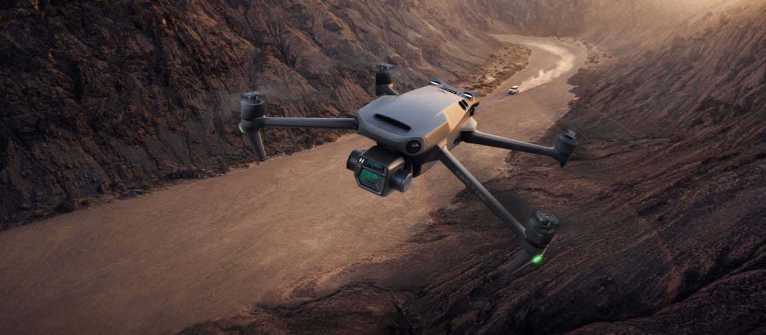 Dron DJI Mavic 3 preparado para una operación de inspección sobre el terreno