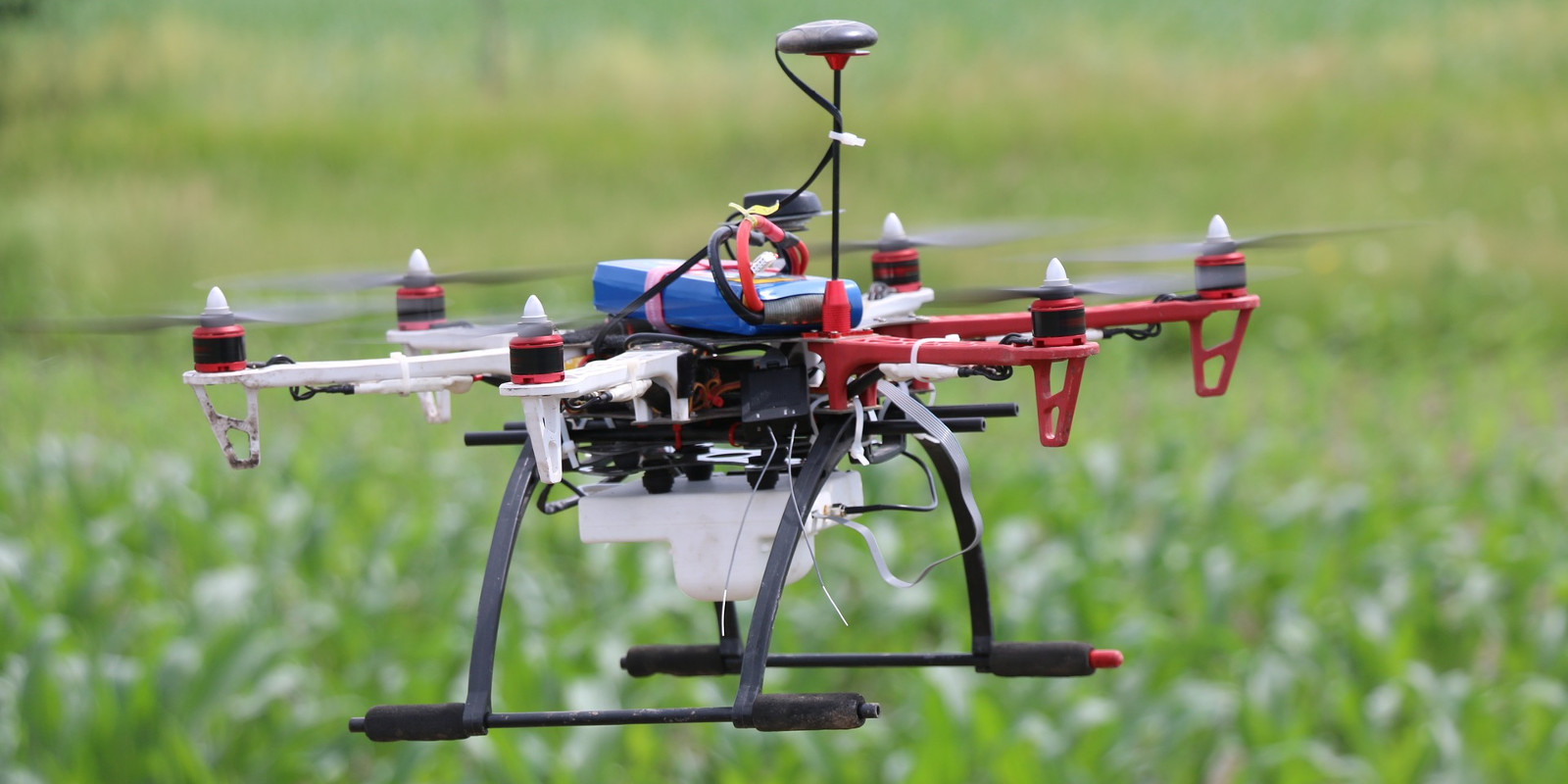 Dron multirrotor profesional equipado para trabajos técnicos