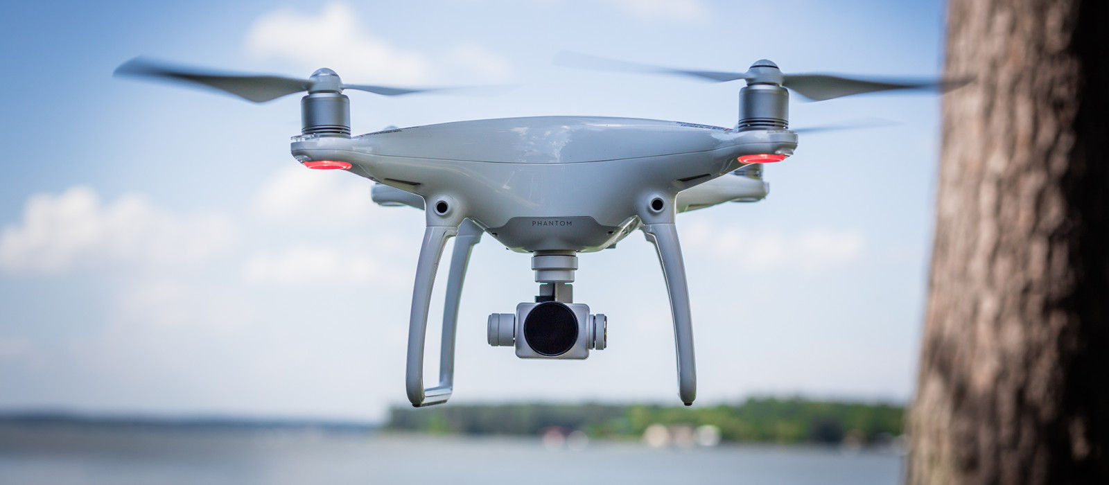 Dron profesional equipado con cámara en vuelo